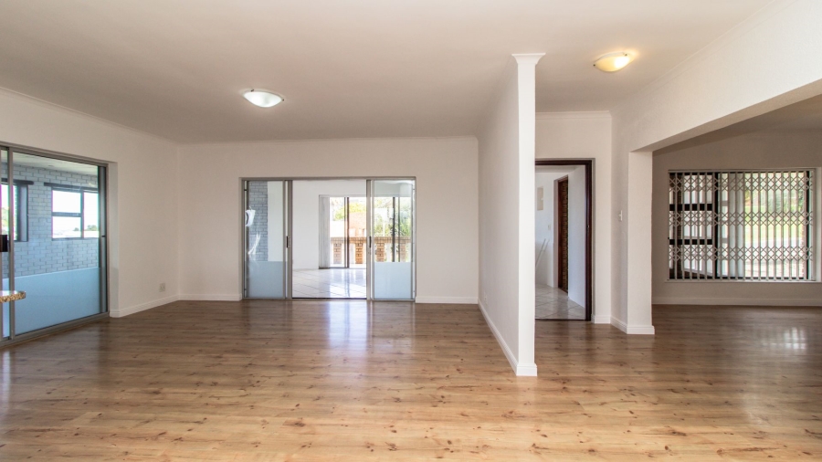 7 Bedroom Property for Sale in Loevenstein Western Cape